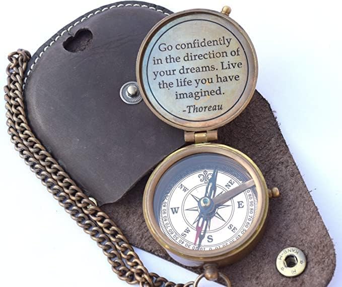 Brújula de latón con grabado de cita de Thoreau y estuche de cuero estampado miniatura 2