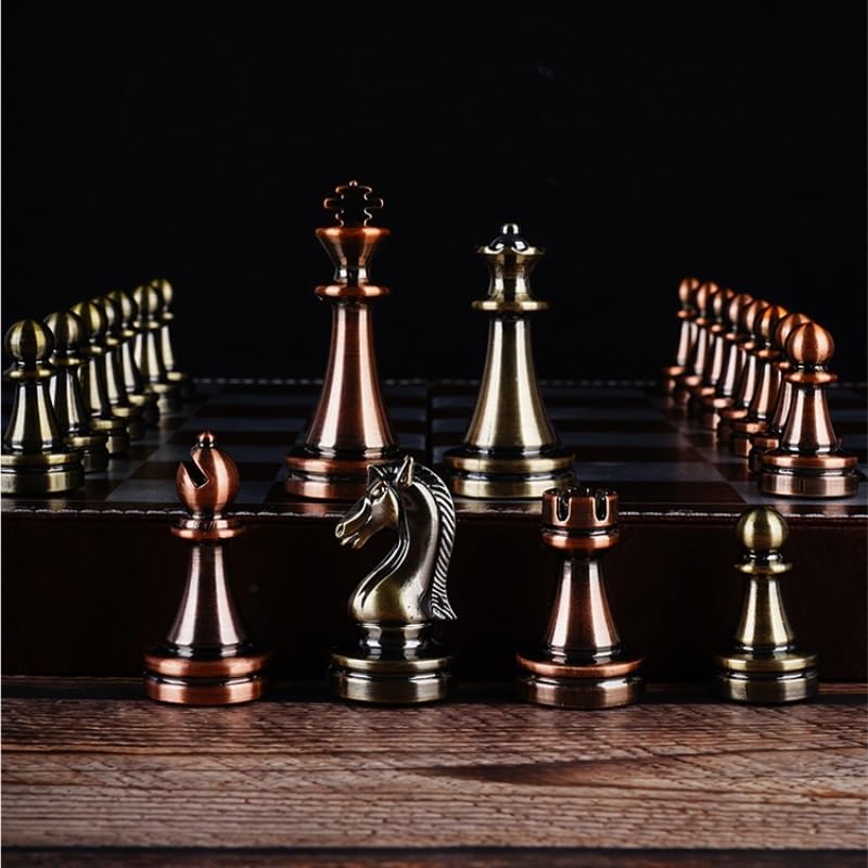 Set di scacchi retrò in metallo con scacchiera pieghevole in legno e pezzi standard classici fatti a mano. Set di scacchi in metallo for bambini e adulti. scacchiera portatile