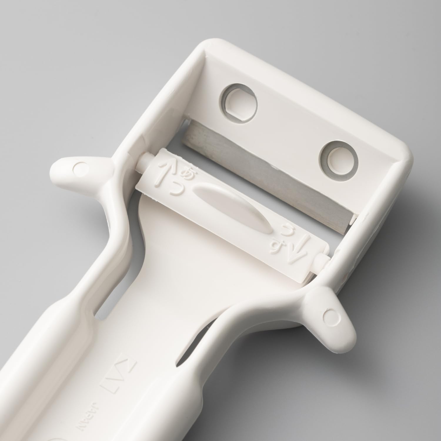 Amazon｜貝印 KAI 厚むき 薄むき 力加減で 切り替えできる ピーラー 皮