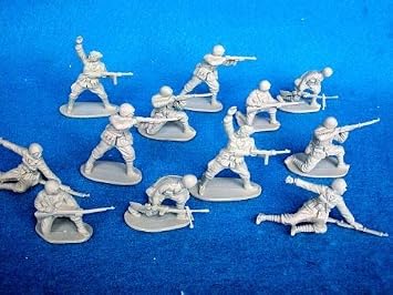 WWII - Italian Infantry Plastic Army Men 12 piece set of 54mm Figures - 132 Scale