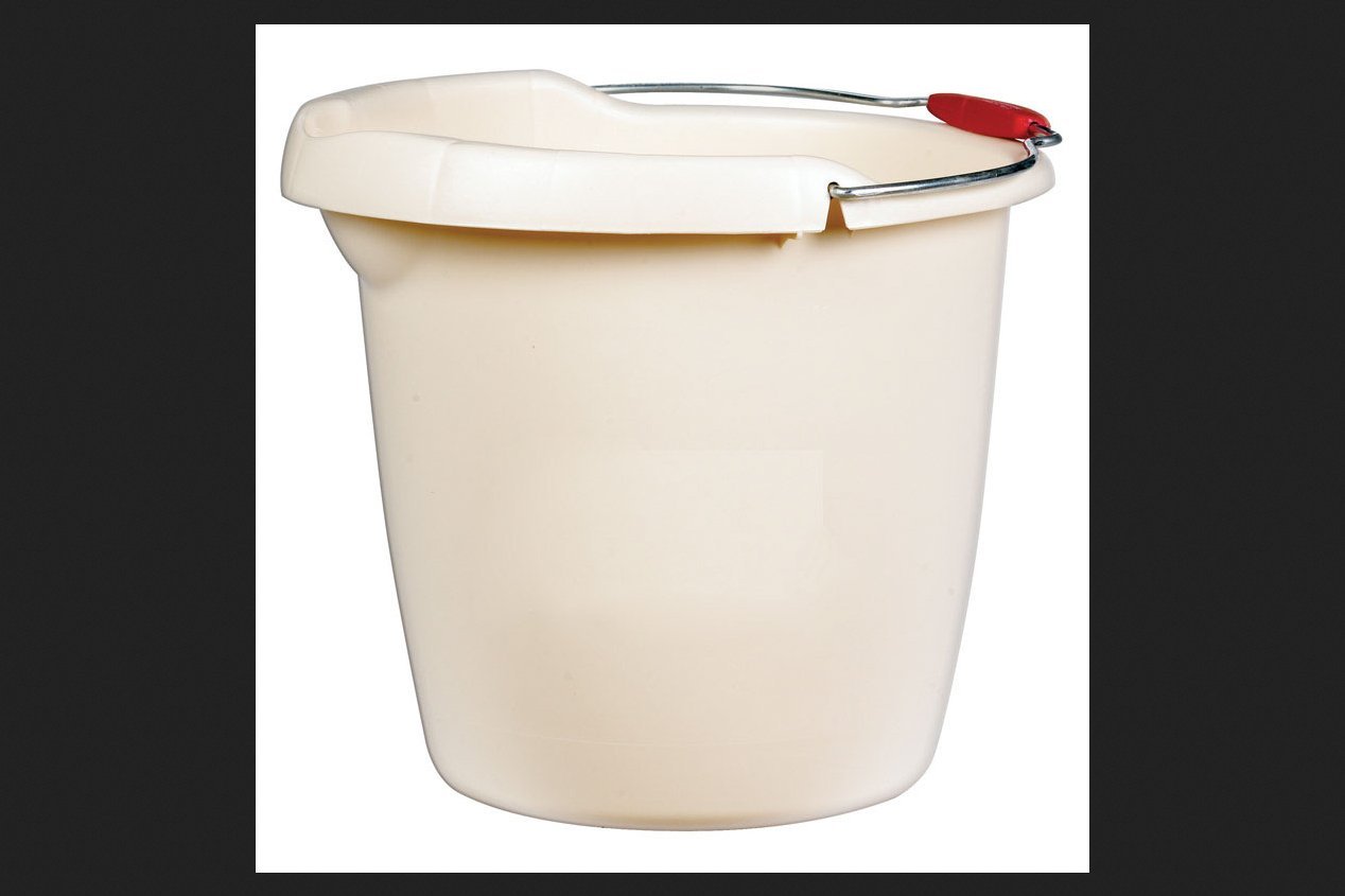 Rubbermaid Roughneck 15 qt. Bucket Bisque