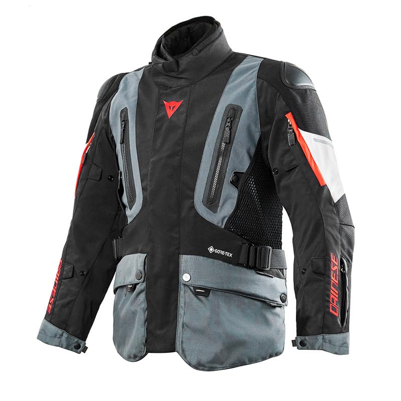 1 tasca cargo sul lato posteriore 1 tasca interna 1 tasca sul rivestimento termico 2 tasche esterne impermeabili 2 tasche in rete elasticizzata sul petto Capo da moto certificato secondo la norma EN 17092 AA Tasca portadocumenti sulla manica Inserti riflettenti