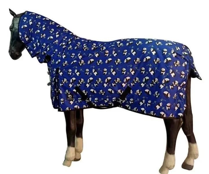 Horse Masters Turnout Rug with Neck Combo – 600D Waterproof & Breathable Horse Rug – 100gsm Panda Print – Brass Clips, Shoulder Gussets & Cross Surcingles – Lightweight Rug for All Seasons, 100gm