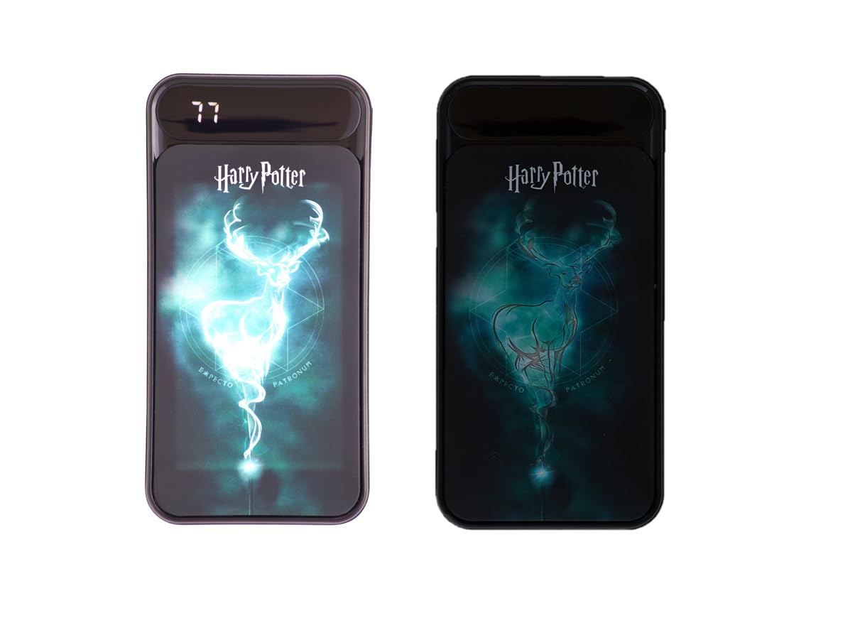 Harry Potter Batterie Externe Lumineuse de 10 000 mAh. Charge jusqu'à 2 téléphones à la Fois. Affichage LCD de l'indicateur d'alimentation. 4 Charges complètes de l'appareil en déplacement. 2 Sorties