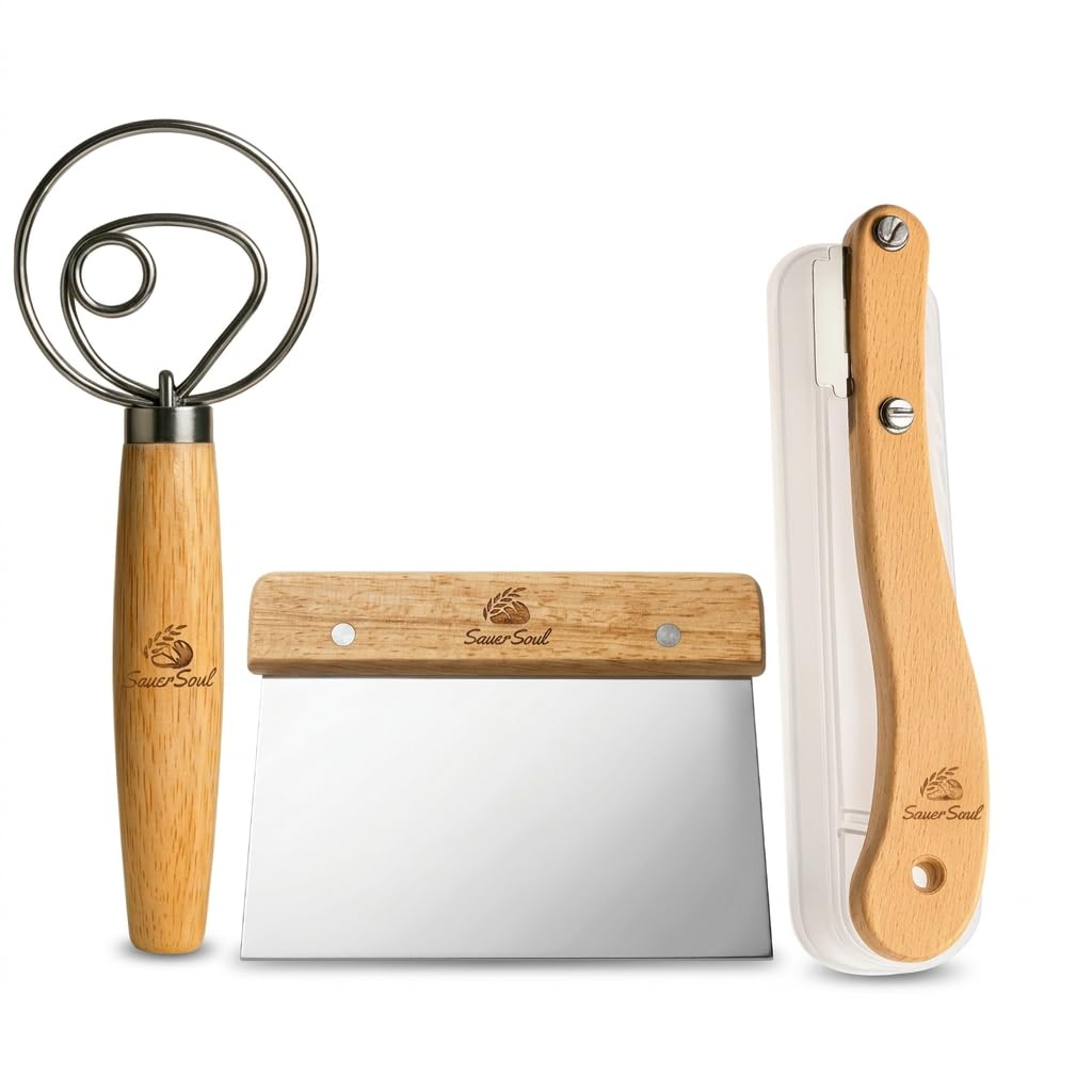 SauerSoul Premium Sauerteig Backset – 3 unverzichtbare Brotback-Werkzeuge: dänischer Schneebesen, Teigkarte & Brotmesser – mit Holzgriffen, Bio & ergonomisch – Schönes Geschenk für Brotliebhaber.