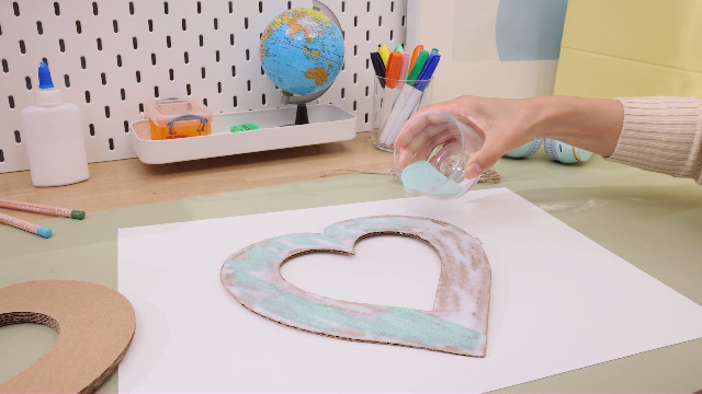 Baker Ross AX854 Ghirlande Di Vimini A Forma Di Cuore - Pacco Da 2 Perfette Per Mettere In Mostra Stagionale Da Decorare Con Pigne Bacche Rami Di Pino E Altro Materiale Ecologico 80934993