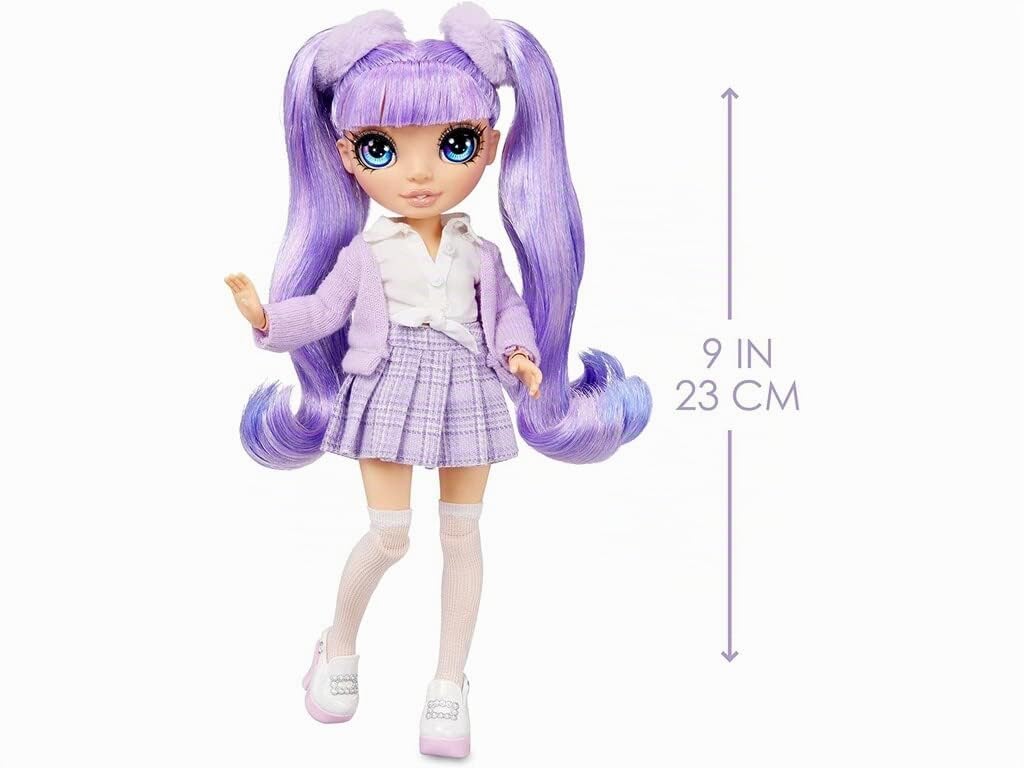 Rainbow High Jr. High - Violet Willow - Bambola alla Moda Viola da 23cm con Vestito e Accessori - Include Zainetto Apri e Chiudi - da Collezionare o Regalare - età: dai 6 Anni in su