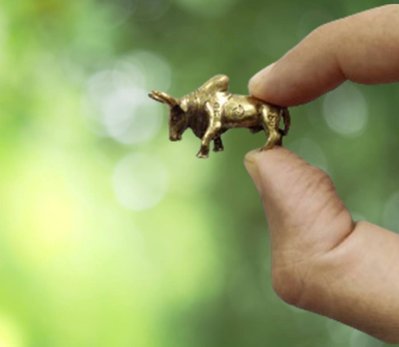 Purpledip Rare Miniature Brass Figurine Bull Bison: Collectible Showpiece Statue with Fine Workmanship (12699C)