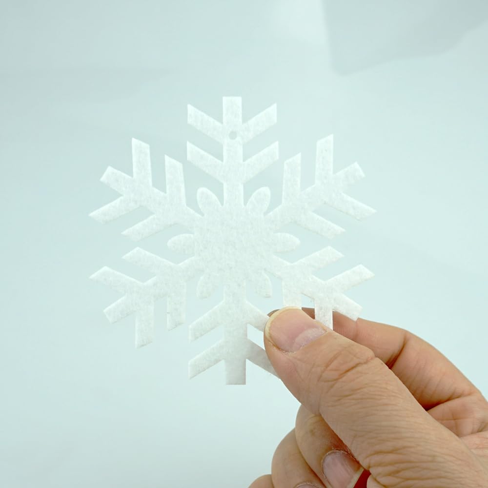 SaktopDeco 40 Stück weiße Schneeflocken Ornamente Filz hängende Schneeflocken Dekorationen für den Außenbereich Weihnachtsbaum Winter Party Dekorationen
