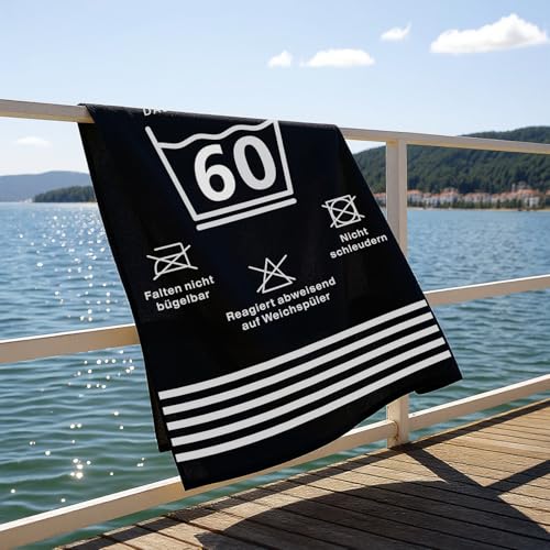 Gratitopia Geschenke zum 60. Geburtstag - Schwarz Handtuch & Strandtuch mit Geburtstagskarte 60(160x80cm)- Schonend behandeln Das Gute Stück ist 60 - Lustige Geschenk 60 Geburtstag für Männer & Frauen