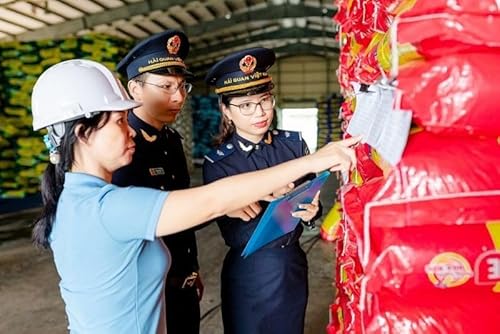 Page de couverture de Giới thiệu dịch vụ tư vấn và hoàn thiện hồ sơ điều kiện giám sát, sản xuất cho DNCX