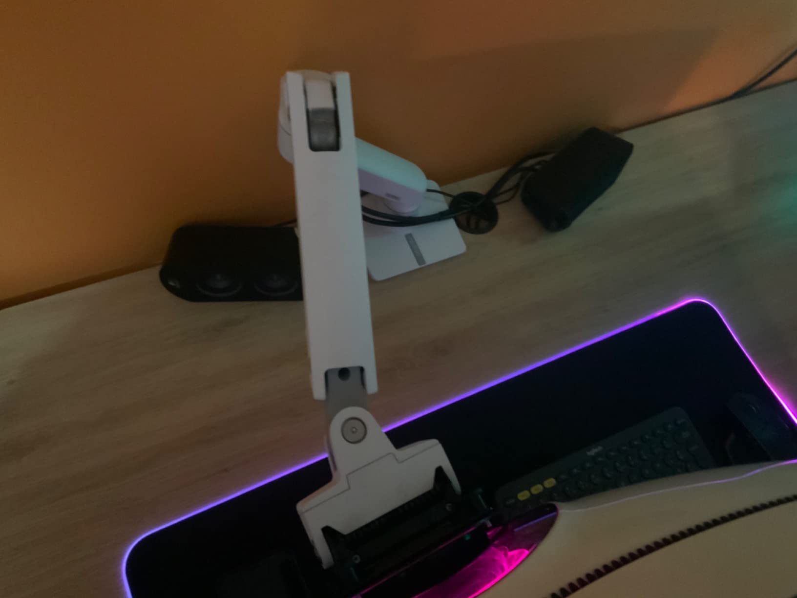 Mise à part sont prix il est parfait très solide je le recommande si vous avez comme moi un G9