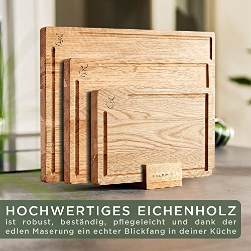 Foto von WALDWERK Schneidebrett 3er Set (40x30 / 33x24 / 26x18cm) aus massiver Eiche - Schneidebretter mit Brettständer - 2cm Dicke Holzbretter mit Saftrille - Design Schneidebrett Set