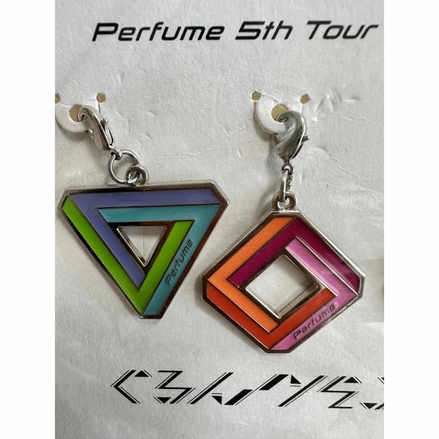 Perfume 5th Tour 2014 ぐるんぐるん グッズセット　　P16 Amazon.co.jp: Perfume 5th Tour 2014ぐるんぐるんチャーム グッズ
