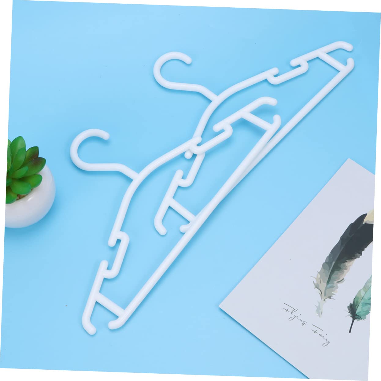 Confezione da 10 grucce in plastica antiscivolo, salvaspazio, per armadio e guardaroba, design durevole e stabile, perfetto per organizzare i tuoi indumenti