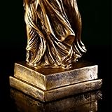 Robuste, cette statue exquise fabriquée à partir de résine de haute qualité dispose d'une texture lisse et brillante