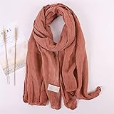 Winterplaid schonend von Hand in kaltem Wasser waschen, nicht bleichen, separat waschen, leicht ausdrücken, nicht verdrehen