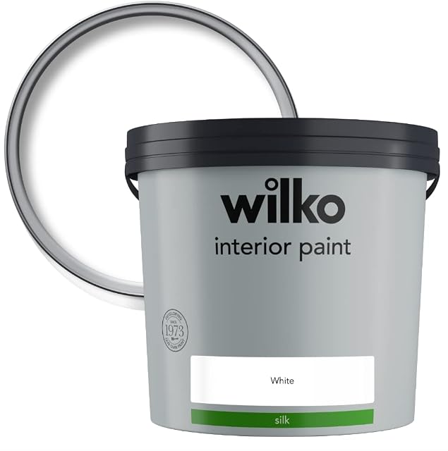 wilko White Interior Silk Emulsion Paint, Dries in 2-4 Hours, Wipe Clean Surface, Disguises Minor Lumps and Bumps, 5L
