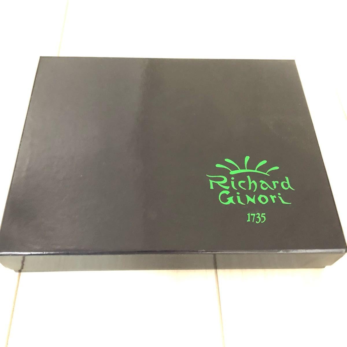 シリアルナンバー リチャードジノリ  新品　前菜 灰皿 オードブル Amazon.co.jp: リチャードジノリ シリアルナンバー入リ 飾り皿 灰皿