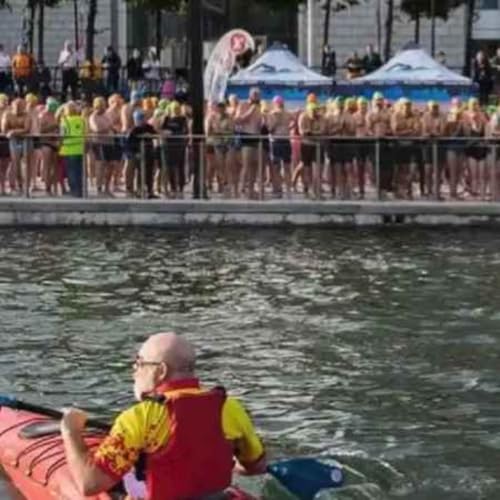 Page de couverture de New Race Takes Swimmers into the Heart of Dublin