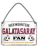 Blechschild Hier wohnt ein Galatasaray Fan - Metallschild mit Kordel und Saugnapf - für Fans Ultras Anhänger Begeisterte - Wanddeko Türdeko Man Cave Jugendzimmer Werkstatt Wohnzimmer - 18x12cm