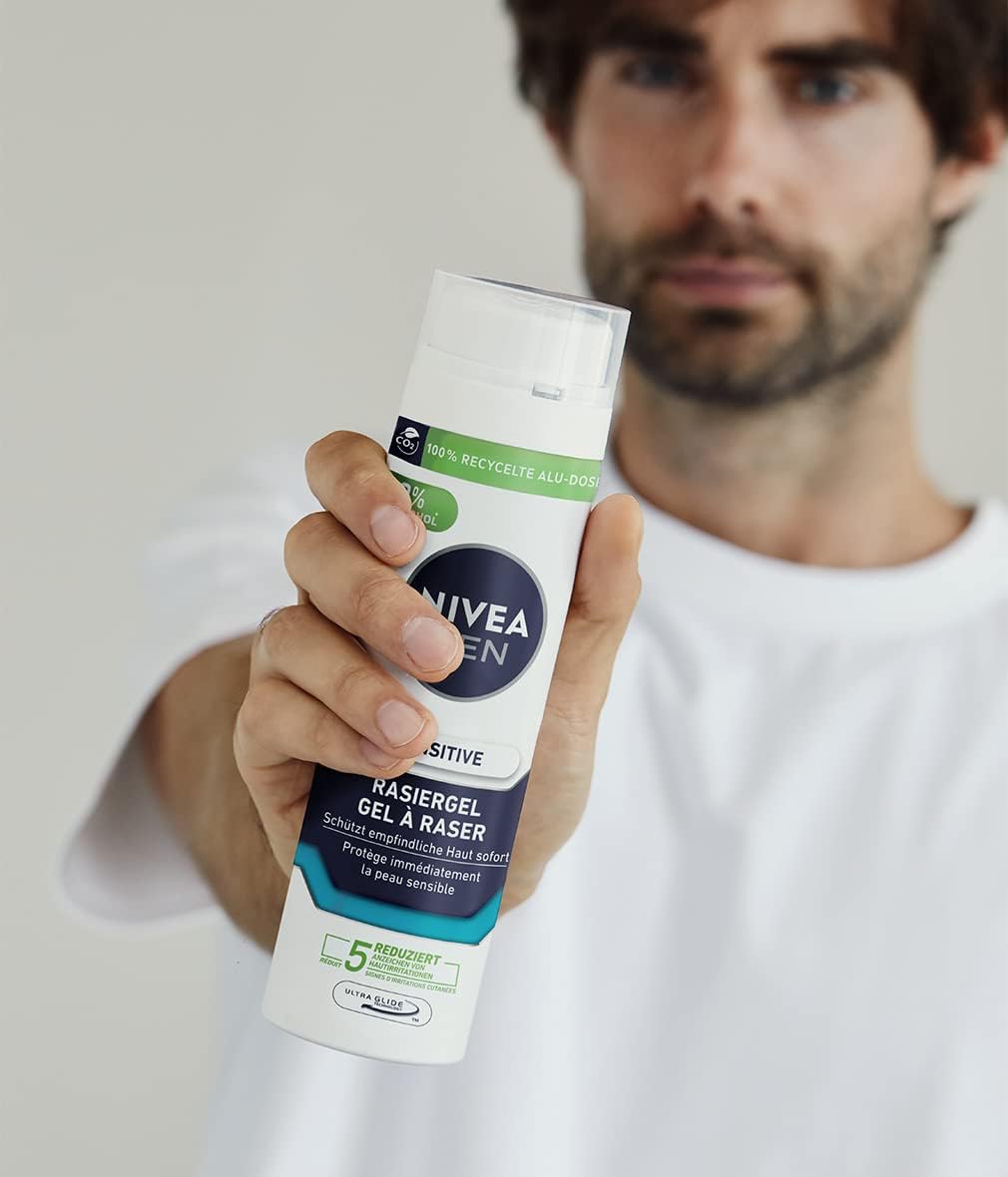 NIVEA MEN Sensitive Rasiergel für Männer (200 ml), Rasier Gel mit Kamille, Hamamelis und Vitamin E für eine sanfte Rasur, schützende Formel gegen Hautirritationen