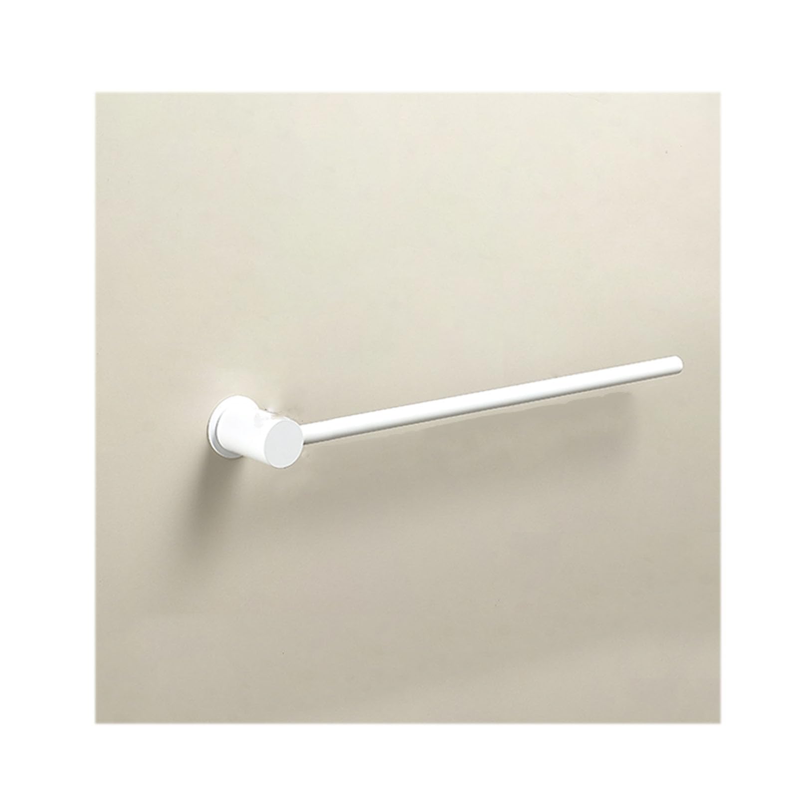 Barre porte-serviettes et range-chaussons blanc pour une salle de bain familiale sereine