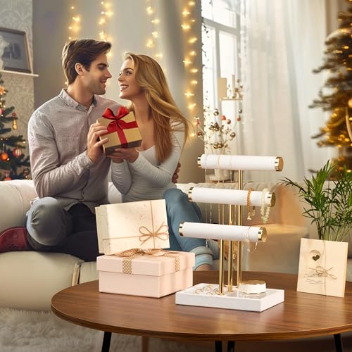 Présentoir à bracelets sur la coiffeuse pour exposer vos colliers
