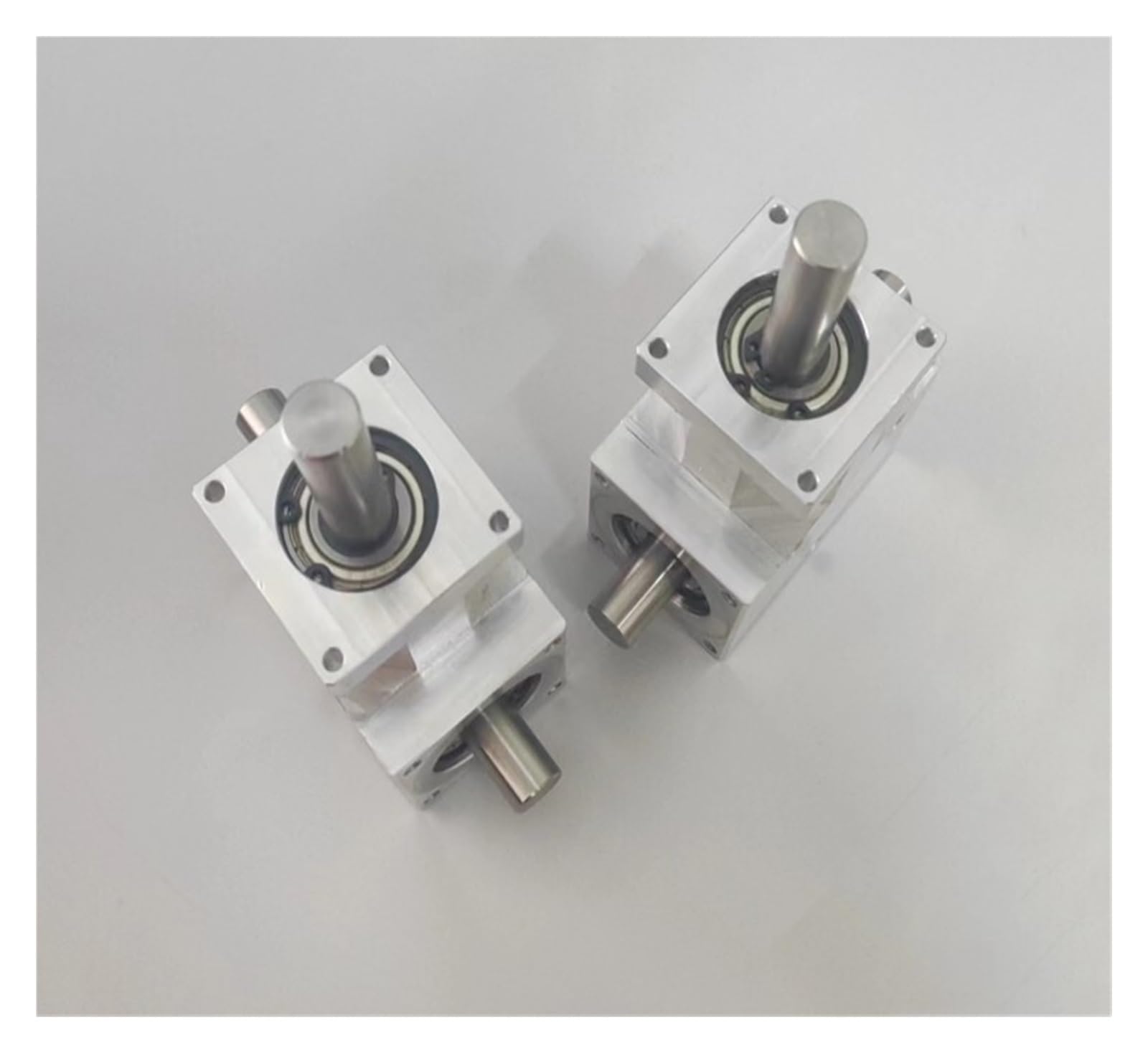 Przełożenie 1:1 Przekładnia zębata stożkowa spiralna Przekładnia komutatorowa 90 stopni Podwójny wał 12MM Ten sam kierunek Moduł DIY(Model2)