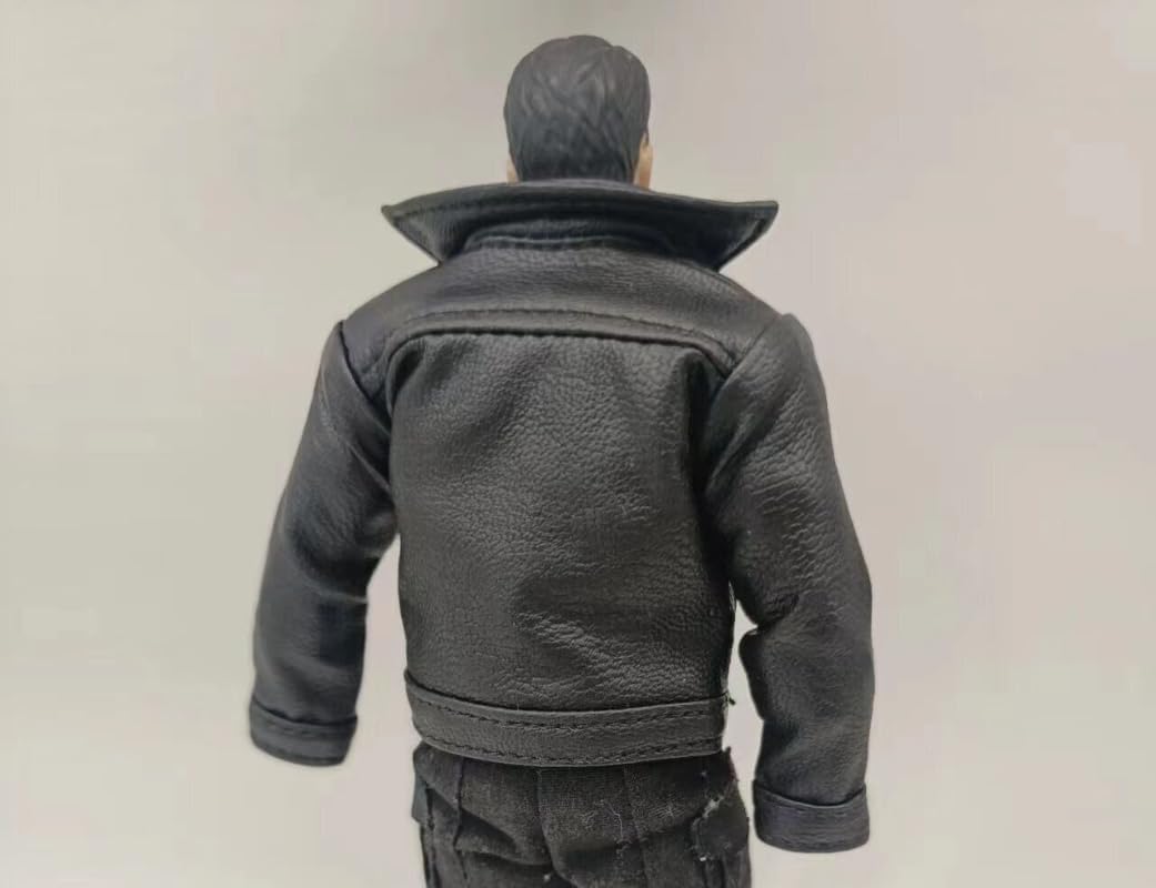 Modello Maschile Con Pantaloni Neri Eleganti, Cintura E Camicia Rosa
