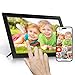 Frameo Cornice digitale Wi-Fi Tibuta da 15,6 pollici, touch screen IPS 1366 x 768, cornice elettronica, rotazione automatica, montaggio a parete, può visualizzare foto e video tramite APP immagine