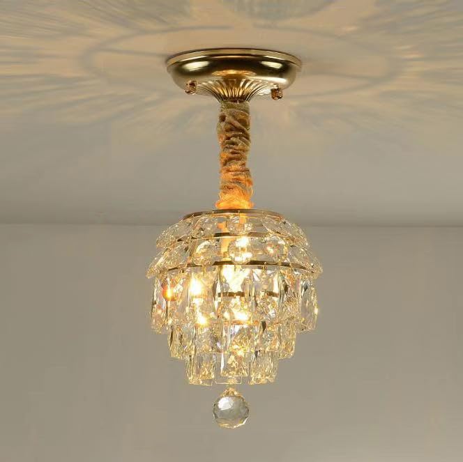 Luminaire de cuisine proche du plafonnier suspendu pour illuminer votre îlot de salle de bain
