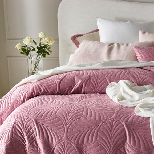 Jeté de canapé en velours rose matelassé pour des soirées cocooning chaleureuses