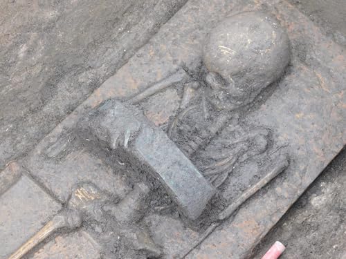 Us&aelig;dvanlige grave i Italien: B&oslash;rn begravet som 'krigere' Titelbild