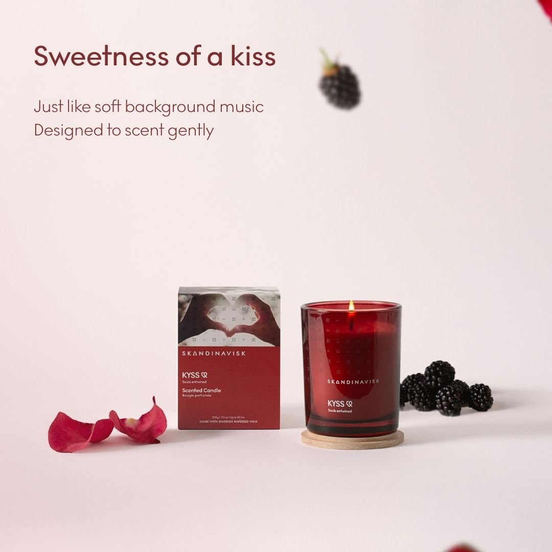 Skandinavisk KYSS - Vela aromática con aroma a mora y rosa, caramelo y clavo. 200 g.