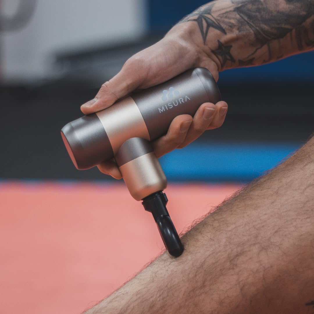 MISURA | Pistola de Masaje con Función Powerbank, Regarca tu Móvil Mientras Entrenas, 4 Cabezales, Silencioso, Hasta 2800 rpm, Ligera y Cabe en Bolsillo | MB3