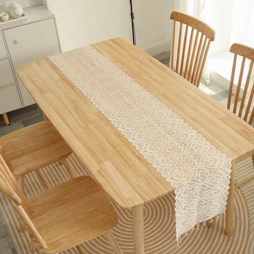 Chemin de table en dentelle à pompons pour décorer une table basse