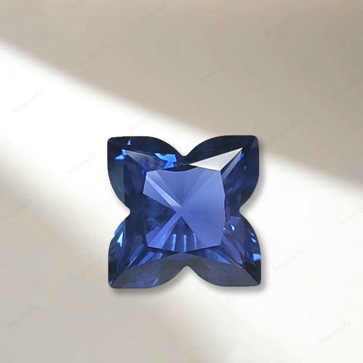 Schmuckanhänger aus königsblauen Edelsteinen in verschiedenen Formen – 13 x 18 mm – ca. 21 ct – mit AGL-Zertifikat
