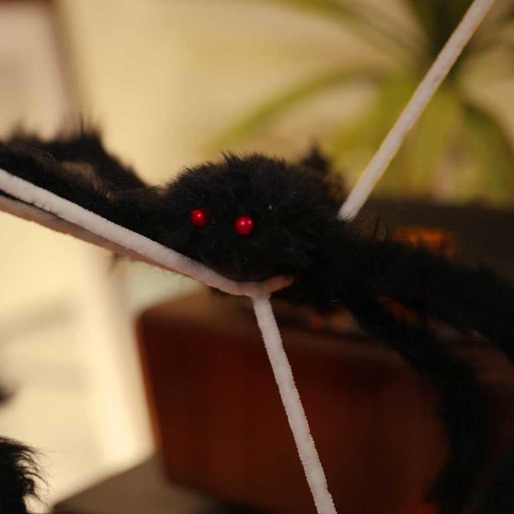 Dekoracja pająka na Halloween z regulowanymi nogami, 4-częściowy zestaw z 2 dużymi siatkami, czarno-biała, poliestrowa dekoracja na Halloween do wewnątrz i na zewnątrz, dekoracja imprezowa do