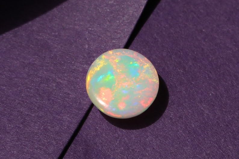 Opale éthiopienne naturelle cabochon multi feu pour créer un bijou unique chargé d'histoire