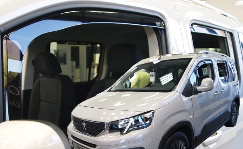 Car Lux AR05584 - Derivabrisas Deflectores de Aire Cortavientos de Ventanillas Kit Delanteros y Traseros para el Rifter a Partir de 2019-