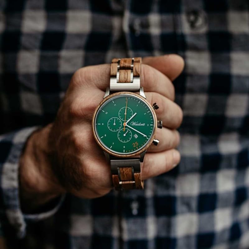Waidzeit Herren-Chronograph Barista Verde, Grünes Ziffernblatt, Barrique-Eichenholz mit Edelstahl, 42mm, Miyota-Uhrwerk