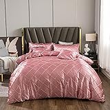 Un impresionante juego de edredón se puede combinar con cualquier manta o manta de color para decorar su dormitorio. Es una forma elegante y sencilla de cambiar el estilo de su habitación.