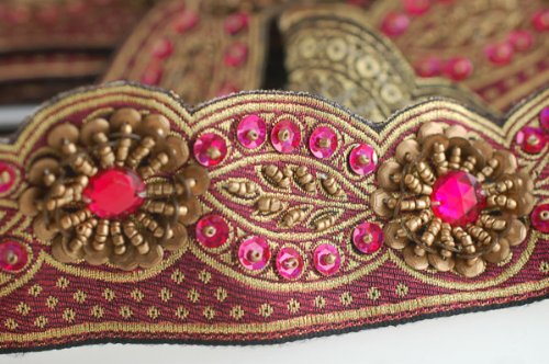 Tasiemka z indyjskim haftem, tradycyjny, cekiny, perły i kamienie ozdobne, ręcznie haftowana na wstążce żakardowej w stylu indyjskim, do Salwar Kameez, oryginalny projekt Neotrims z kolekcji specjalnej embellished-Trimmings-Collection do dekoracji domu or