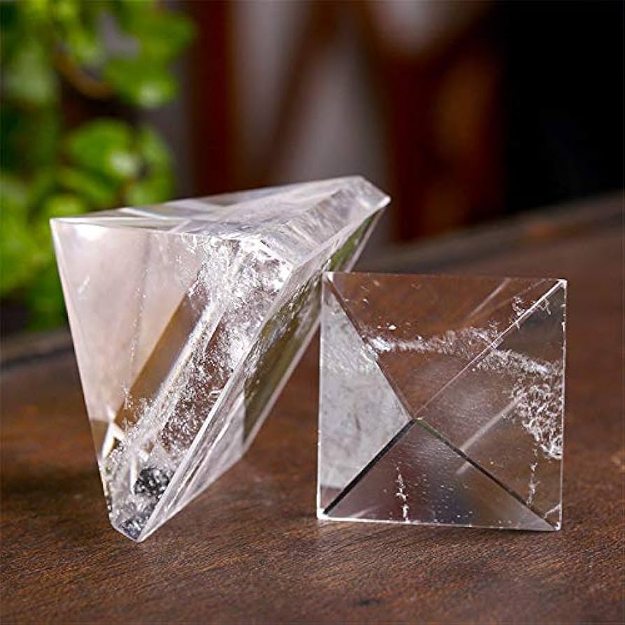 クリスタル水晶の珍しいピラミッド型置物 クリスタル水晶の珍しいピラミッド型置物