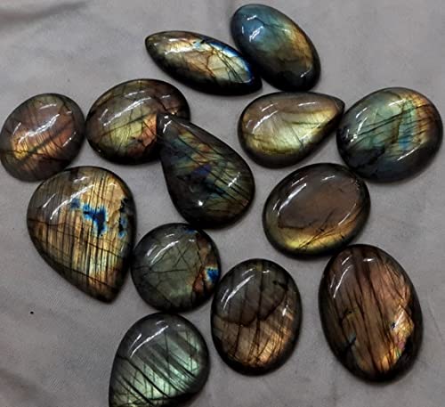 Labradorite cabochon de 944 carats aux reflets dorés et arc-en-ciel pour haute joaillerie