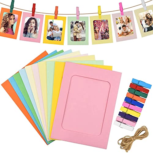DMZK Pacote de 30 molduras de fotos de papel de cartão colorido com mini pinças de madeira e corda de cânhamo, conjunto de molduras de fotos de cartão para decoração de casa, escola, escritório