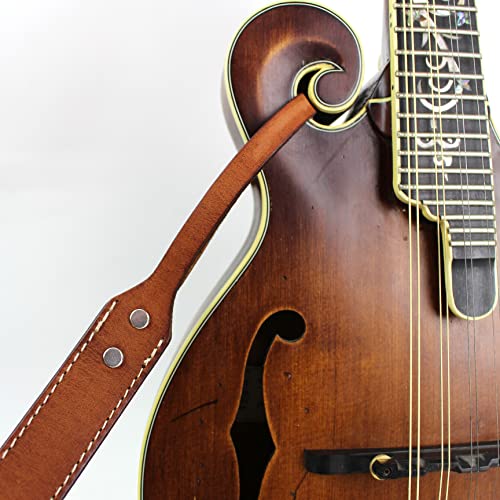 Walker And Williams M-14 Sangle de selle en cuir grainé pour mandoline, mandola, bouzouki ou ukulélé Marron - Les Beatles, Paul McCartney, John Lennon, RIngo Starr, George Harrison Walker And Williams M-14 Sangle de selle en cuir grainé pour mandoline, mandola, bouzouki ou ukulélé Marron – Image 4