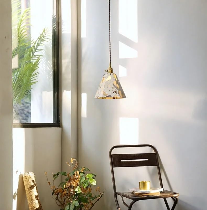 Petite lampe de chevet suspendue en Terrazzo pour gagner de la place