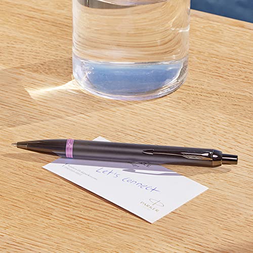 Parker IM Vibrant Rings Kugelschreiber | satinschwarzer Lack mit amethystfarbenen Akzenten | mittlere Spitze mit schwarzer Tinte | Geschenkbox